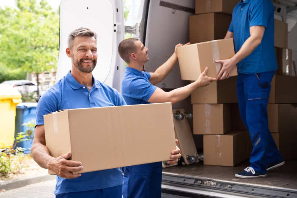 Movers un packing moving truck
